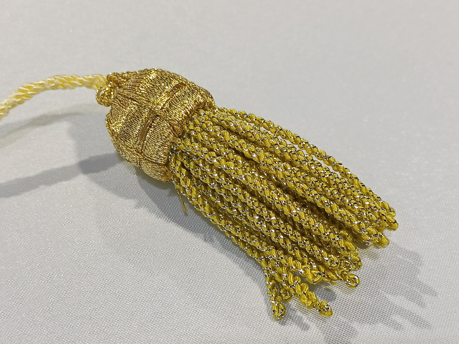Borla Fleco Torcido Pequeña 6 cms Oro