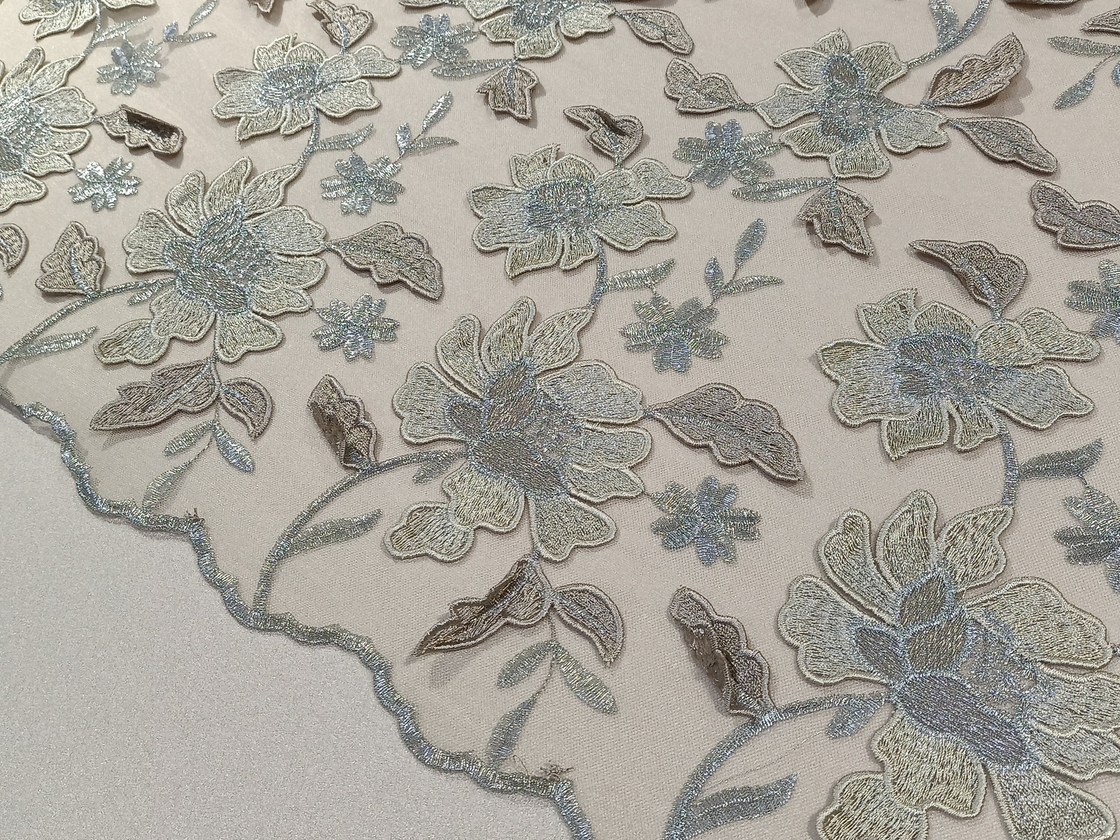 Encaje Bison Flor Relieve