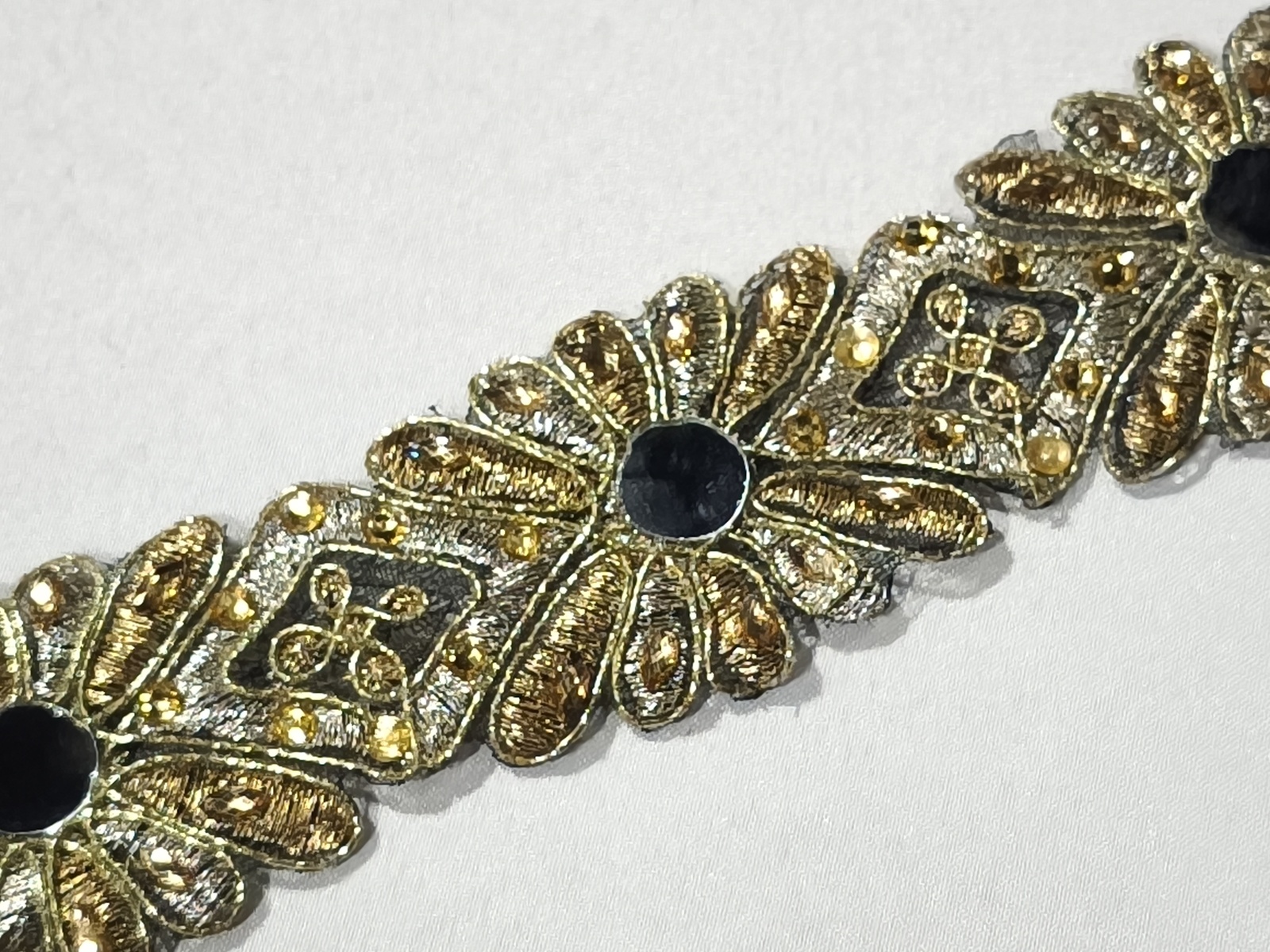 Cenefa Bordada Rombo Espejos Oro