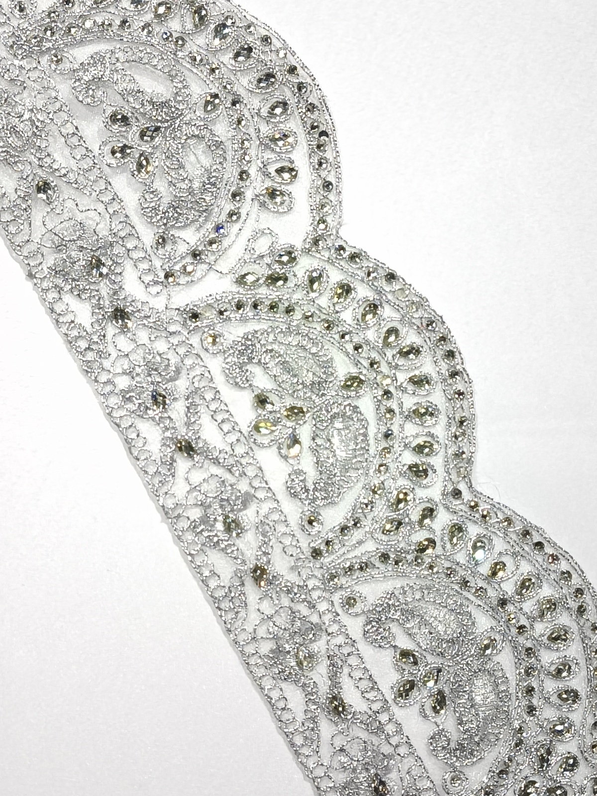 Cenefa Bordad de Pedrería Arcos Plata