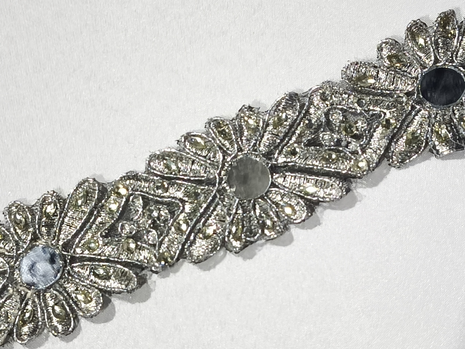 Cenefa Bordada Rombo Espejos Plata