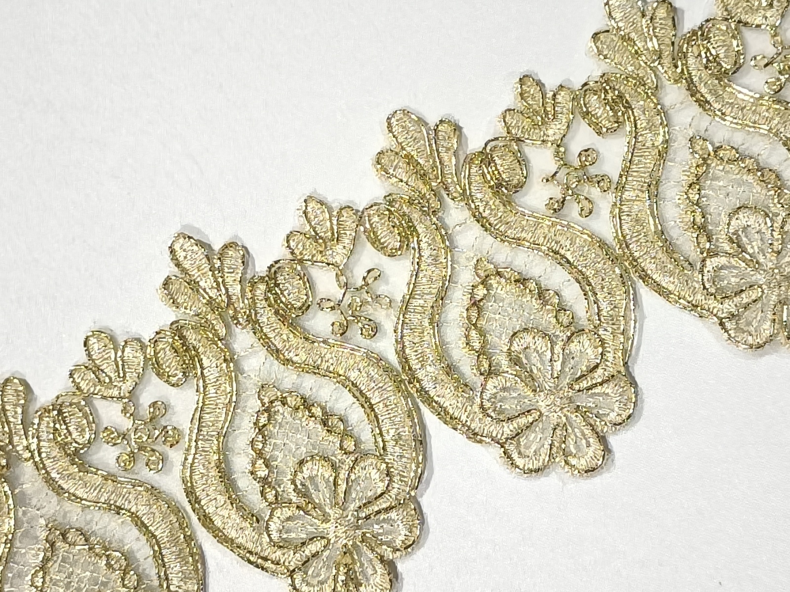 Cenefa Bordada Luis XV oro