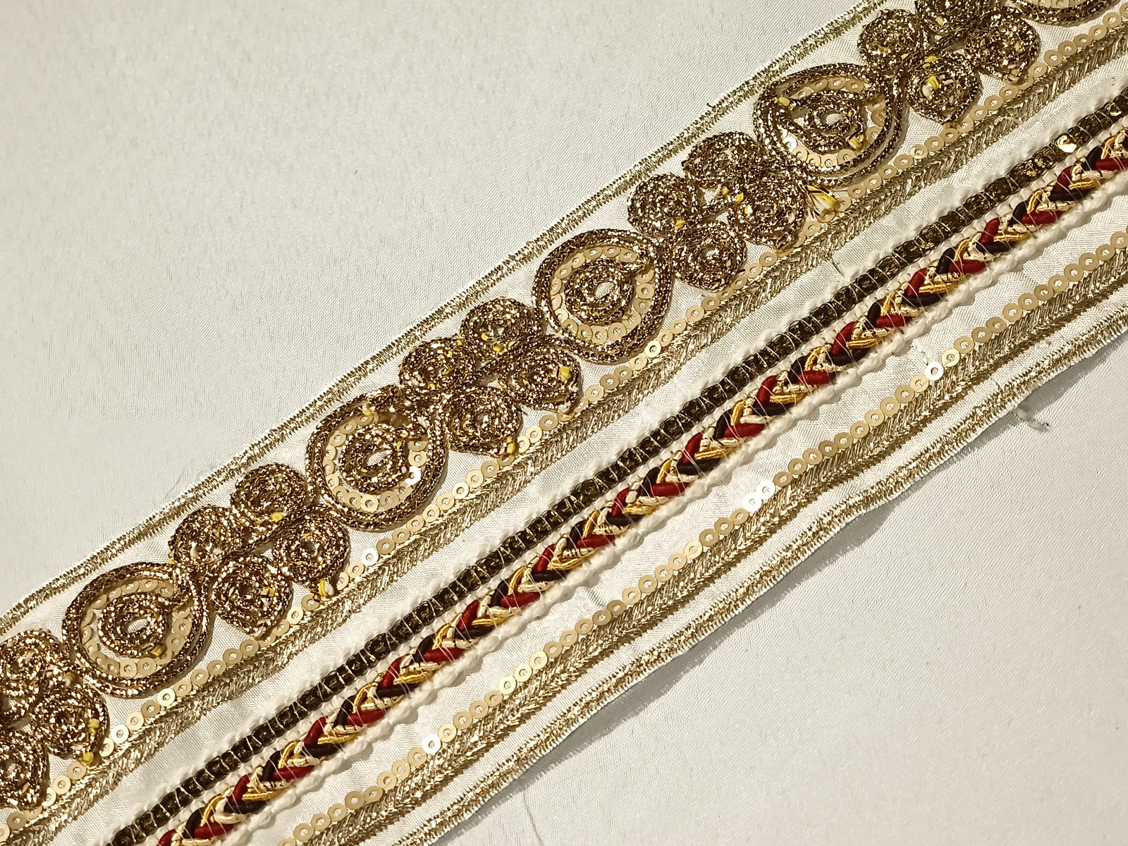 Cenefa Escorpión Blanco Oro