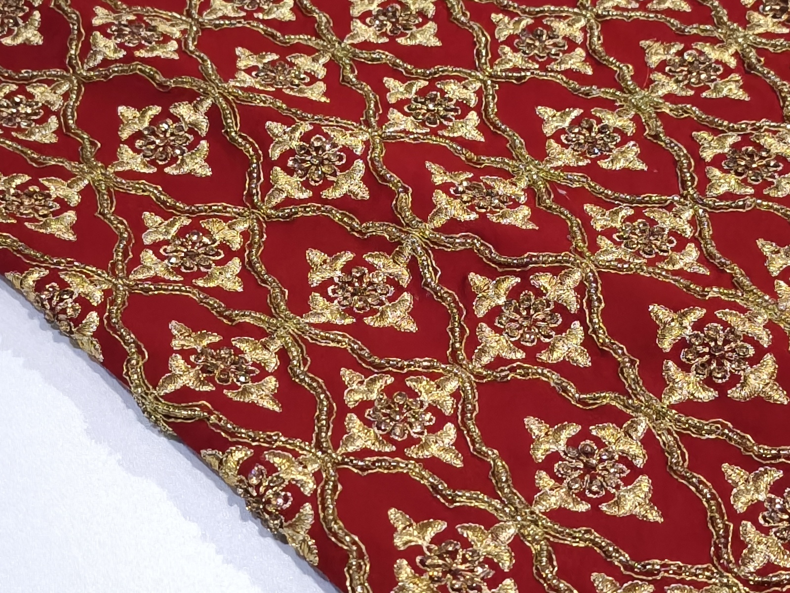 Georgette Bordado Rojo Cruz Oro