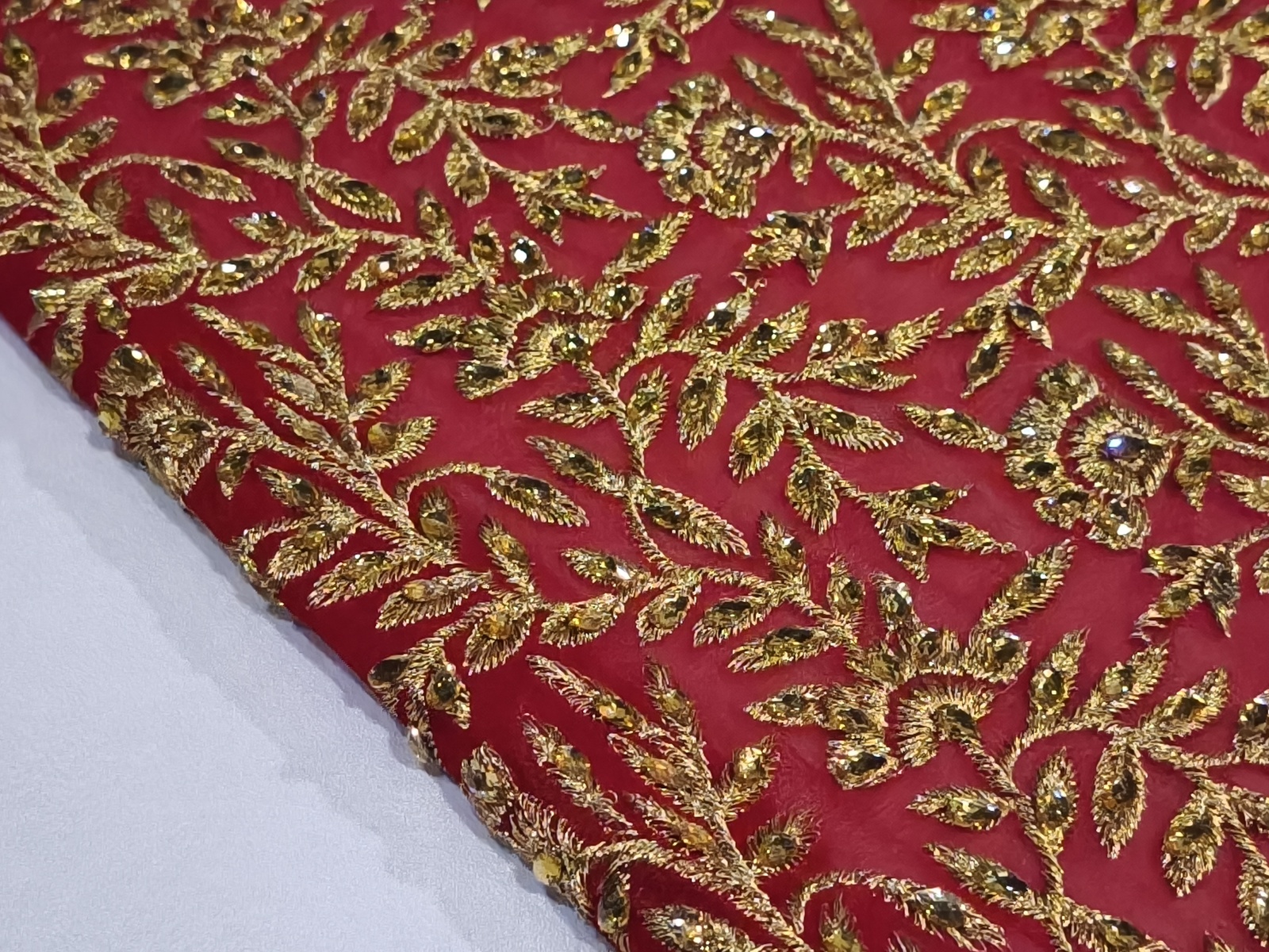 Georgette Bordado Hojas Rojo Oro